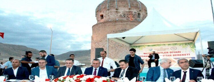 Bakan Eroğlu, Zeynel Bey Türbesi'nde iftarını açtı