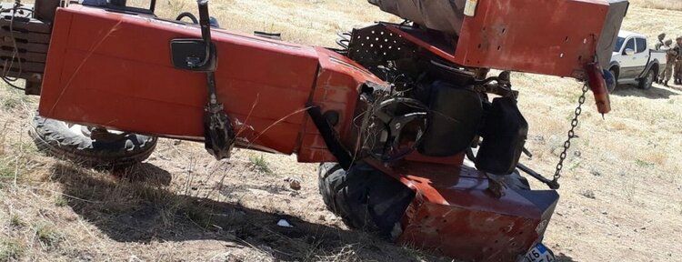 Saman yüklü traktör devrildi: Bir ölü