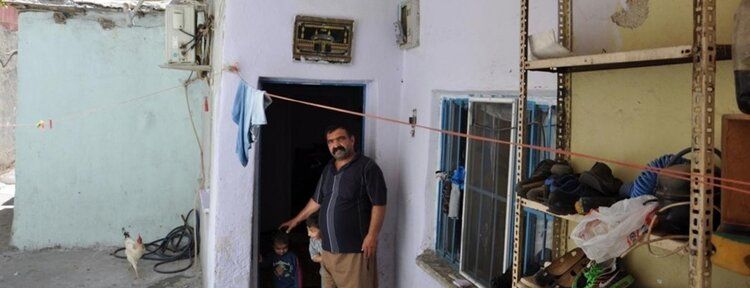 Evleri çökme tehlikesi yaşayan aile yardım bekliyor