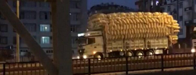 Kamyonet üst geçide takıldı