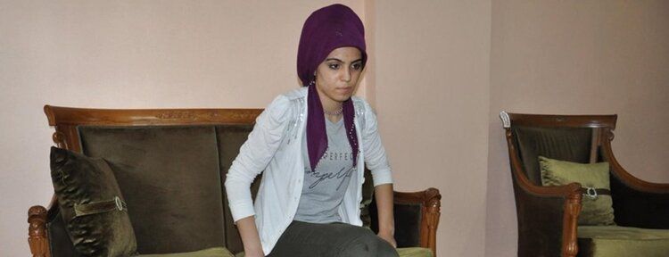 Yürüme zorluğu yaşayan genç kız yardım bekliyor