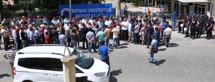 Batman Üniversitesine siyah çelenk bıraktılar