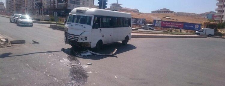 Şehir içi minibüsleri çarpıştı: 3 yaralı