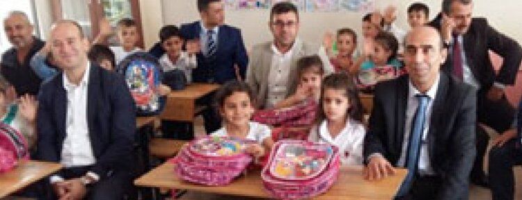 Beşirili öğrencilere kırtasiye malzemesi yardımı