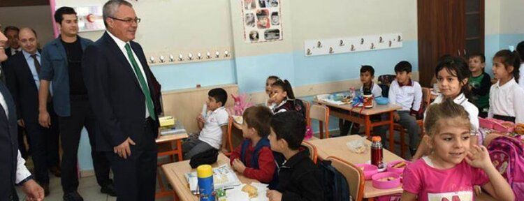 Vali Deniz, Atatürk İlkokulunu ziyaret etti