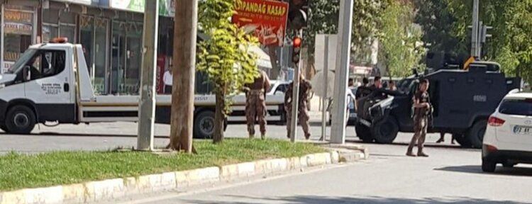 Polis zırhlı aracı ile belediye kamyoneti çarpıştı