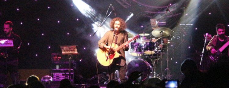 Emre ilk konserde coşturdu