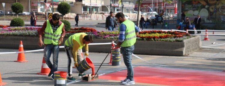 Yaya geçitlerimizin rengi: kırmızı beyaz
