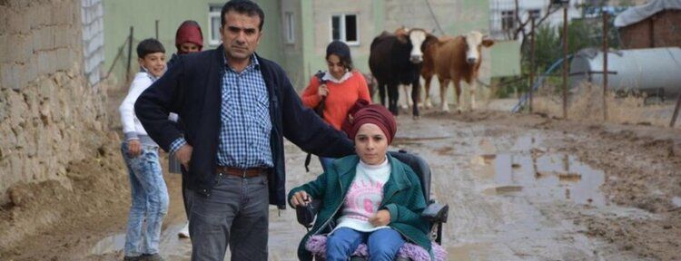 Engelli kardeşlerin okumalarına yol engeli