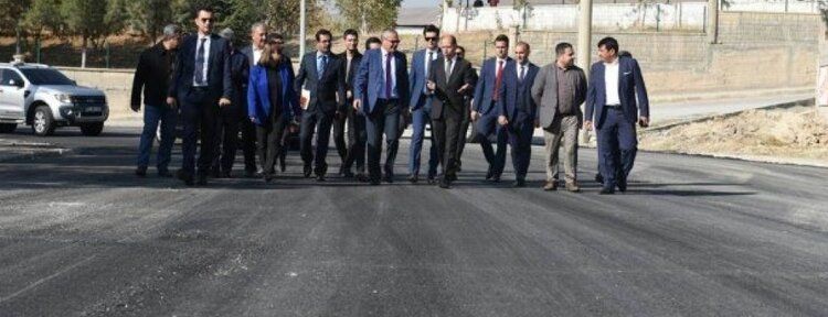 Vali Deniz, OSB’de yürütülen asfaltlama çalışmalarını inceledi