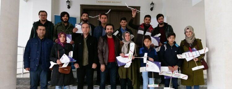 Model uçak kursunda sertifika sevinci