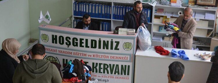 Batman Umut Kervanı'ndan yüzlerce aileye giyim ve gıda yardımı