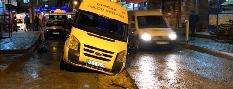 Yolcu minibüsü çukura saplandı
