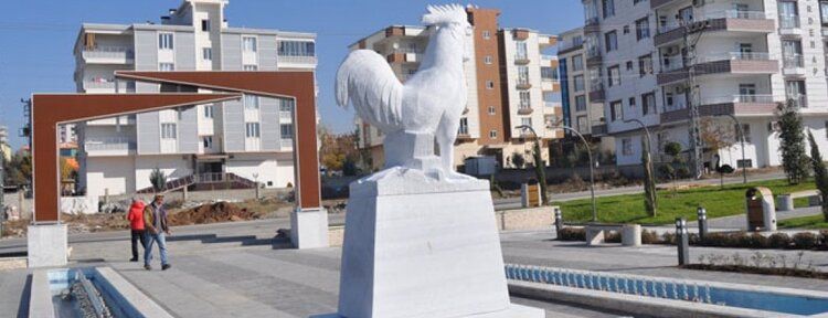Denizli’den Batman’a mermer horoz heykeli