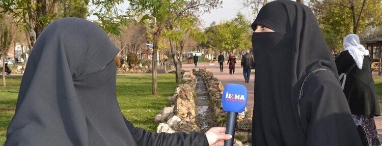 "Peçeli ve pardösülü bir şekilde okumak en büyük hakkımızdır"