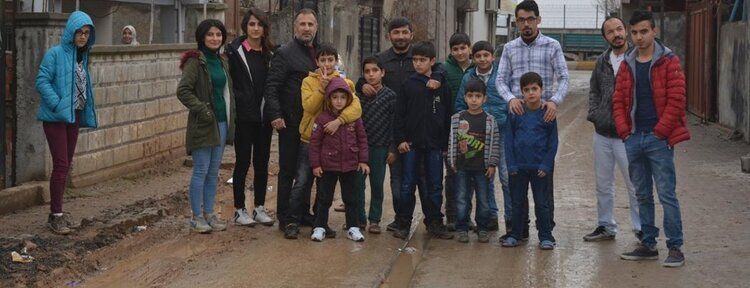 Çamurlu yolların yapılmamasına tepki