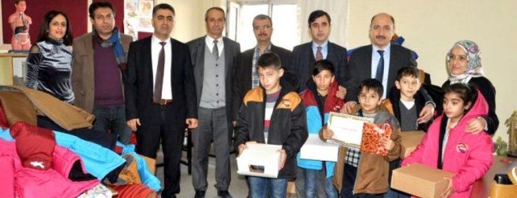 Öğrencilere mont ve bot dağıtıldı