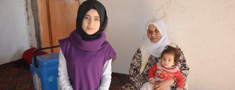 "Sağlıklı bebekler" için köy ve mezraları dolaşıp aşı yapıyorlar