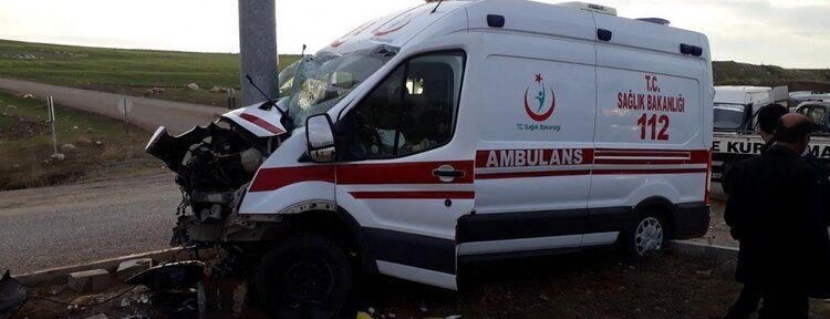 Ambulans ile minibüs çarpıştı: 3 yaralı