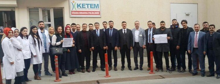 Okul müdürü ve öğretmenlerden örnek davranış