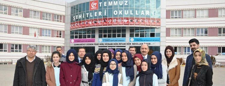 15 Temmuz şehitlerinin fotoları FETÖ'den kapatılan okullarına asıldı