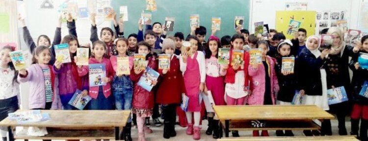 Hatem 7 okula 2 bin kitap bağışladı