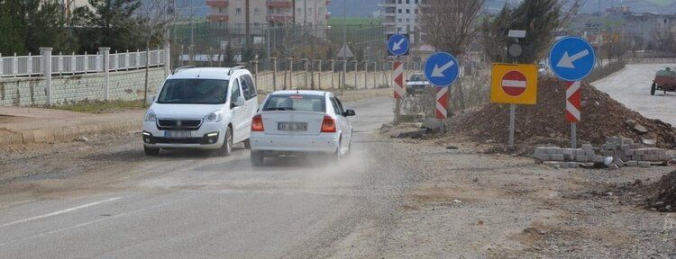 Trafiğe açılmayan yol kazalara neden oluyor