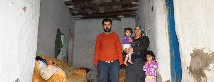 Evleri yıkılmak üzere olan aile yardım bekliyor