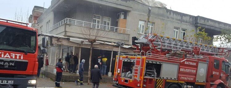 Terzi ve kırtasiye malzemesi satan iş yerinde yangın