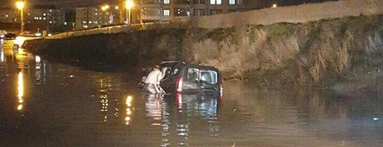 Suda mahsur kalan aile kurtarıldı