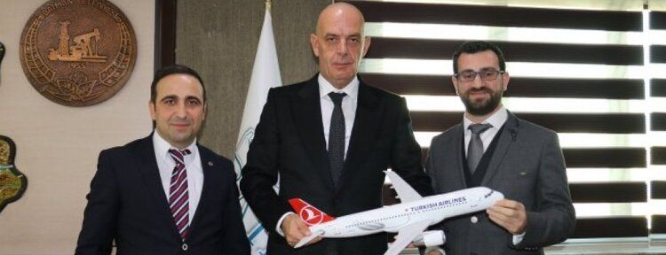 Torlak’tan Aksoy’a THY uçak maketi