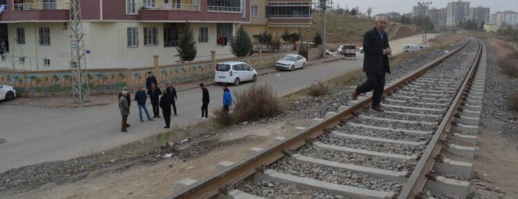 Rayların üzerinden geçmek zorunda olan vatandaşlar tedirginlik yaşıyor