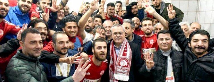 Vali Deniz, Petrolspor sporcularını tebrik etti