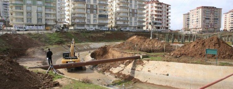 Kanalla ikiye ayrıldı, köprülerle birleştiriliyor