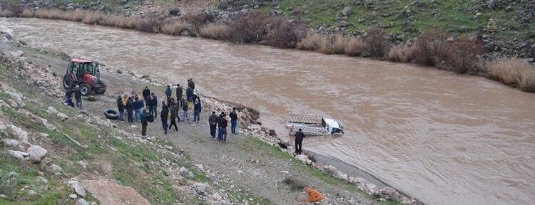 Garzan Çayı'na düşen kamyonet bulundu: Bir ölü