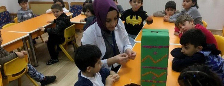 Minik öğrencilerden "Kuşlar da üşümesin" etkinliği