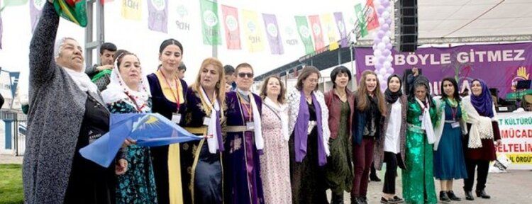 Kadınlar halaylarla günlerini kutladı