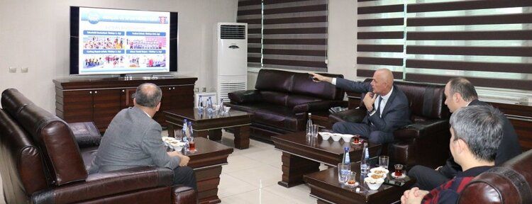 Canalp, Aksoy’u çalışmalarından dolayı kutladı.