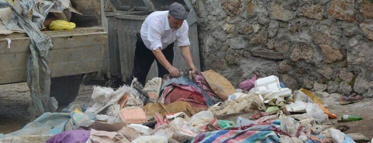 Belediye temizlik işçilerinden gelişi güzel atılan çöplere tepki