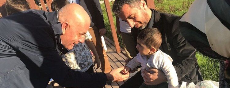 Aksoy, parklarda dinlenen ailelerle sohbet etti