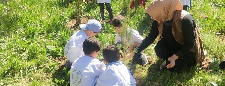 Minik öğrenciler fidan dikti
