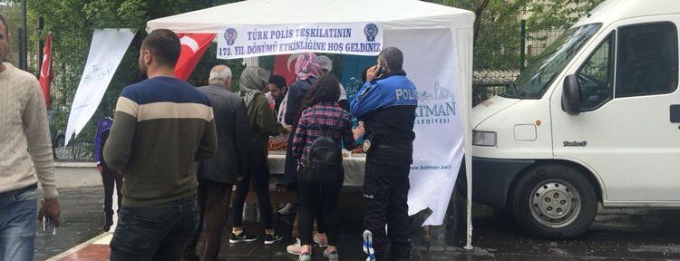 Belediye polis gününü lokma dağıtarak kutladı