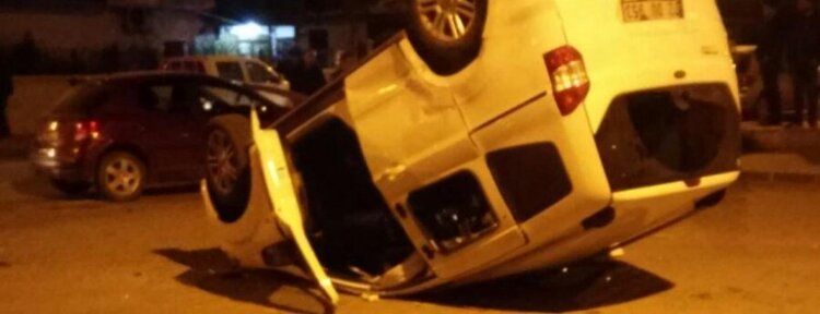 Otomobil ve kamyonet çarpıştı: 2 yaralı