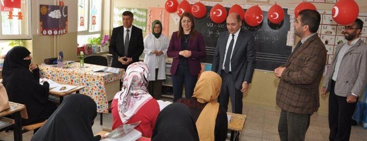 "Okuma yazma öğrenerek kendinize ve çocuklarınıza katkınız olacak"