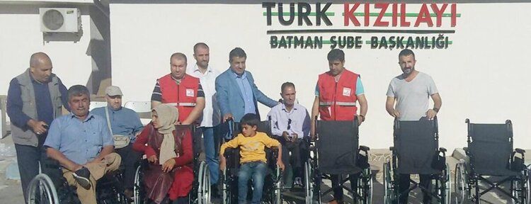 Batman’da engellilere tekerlekli sandalye yardımı yapıldı
