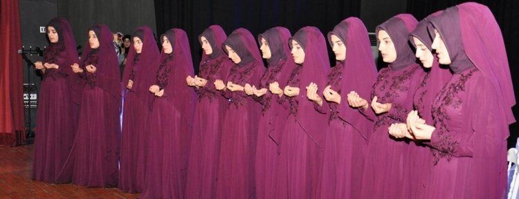 12 Hafize düzenlenen törenle taç giydi