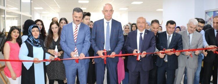 Aksoy Ebru sergisinin açılışına katıldı