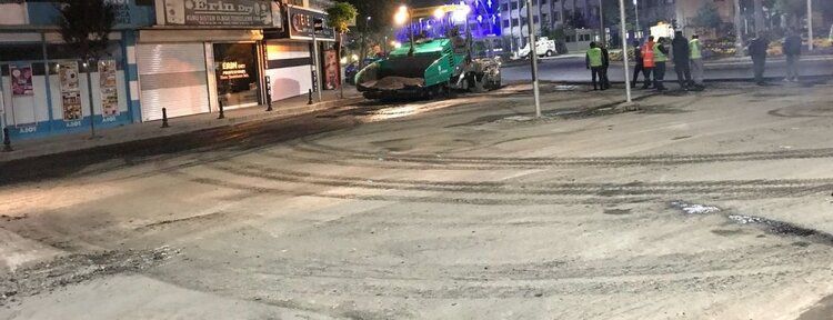 Asfaltlama çalışmalarında gece mesaisi