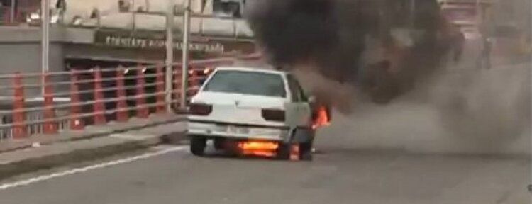 Batman’da seyir halindeki otomobil alev aldı