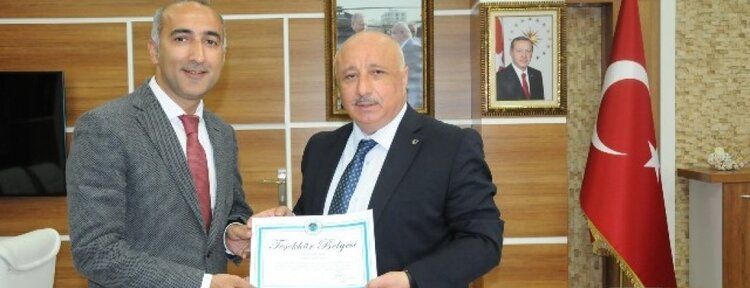 “Batman’ın Kentleşme Süreci” başlıklı çalışmaya Rektör Durmuş’tan ödül